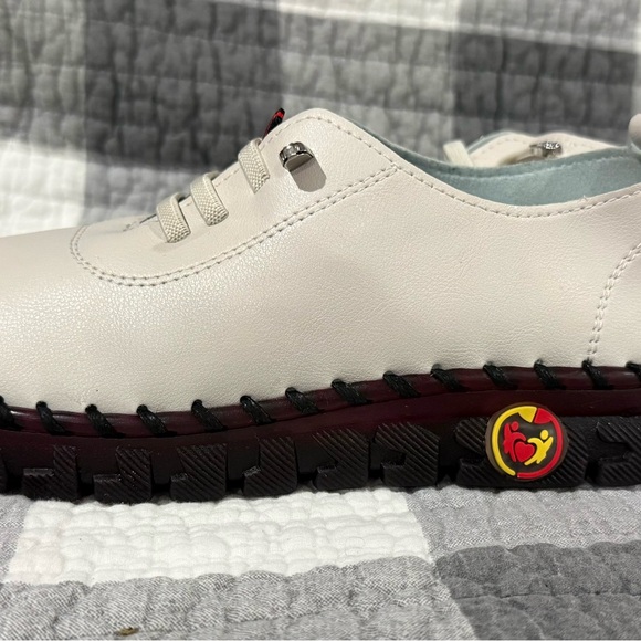 Women’s Brand New Crazy Savage Athletic Casual Tennis Shoe. Size 7. - Picture 3 of 8